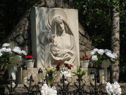Pomnik Matki na skraju lasu w Barbarce