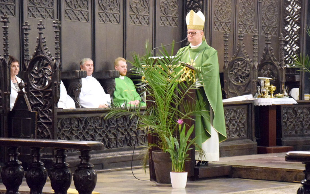 Uroczystość udzielenia posługi akolitatu przez biskupa Wiesława Śmigla w Toruniu