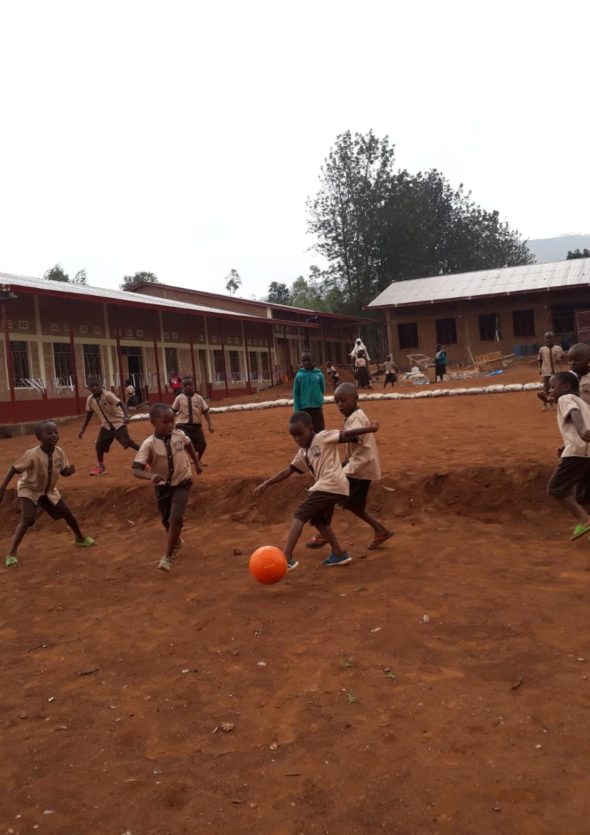 Dwa skrzydła szkoły w Gitega-Songa w Burundi